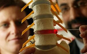 Symptomer an d'Behandlung vun Osteochondros vun der thoracic Wirbelsäit