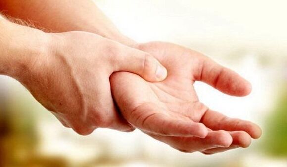 Hänn vun der Hand mat Gebärmutterhals Osteochondrosis