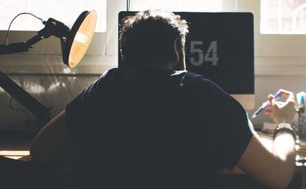 Falsch Sëtzpositioun ass d'Ursaach vun der Entwécklung vun Osteochondrose