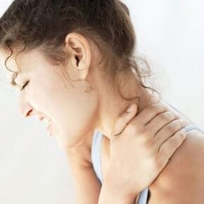 Schwéier Schmerz wéinst Osteochondrose vun der Gebärmutterhëllef
